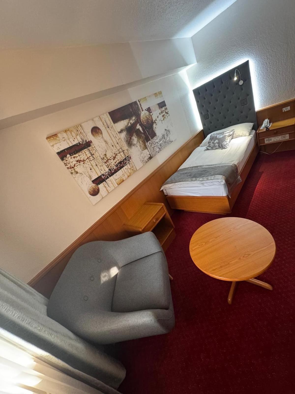 Hotel Des Trois Rois Le Locle Zewnętrze zdjęcie